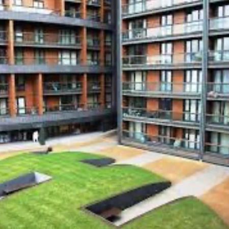 O2 Excel City Airport Apartment Лондон Екстериор снимка