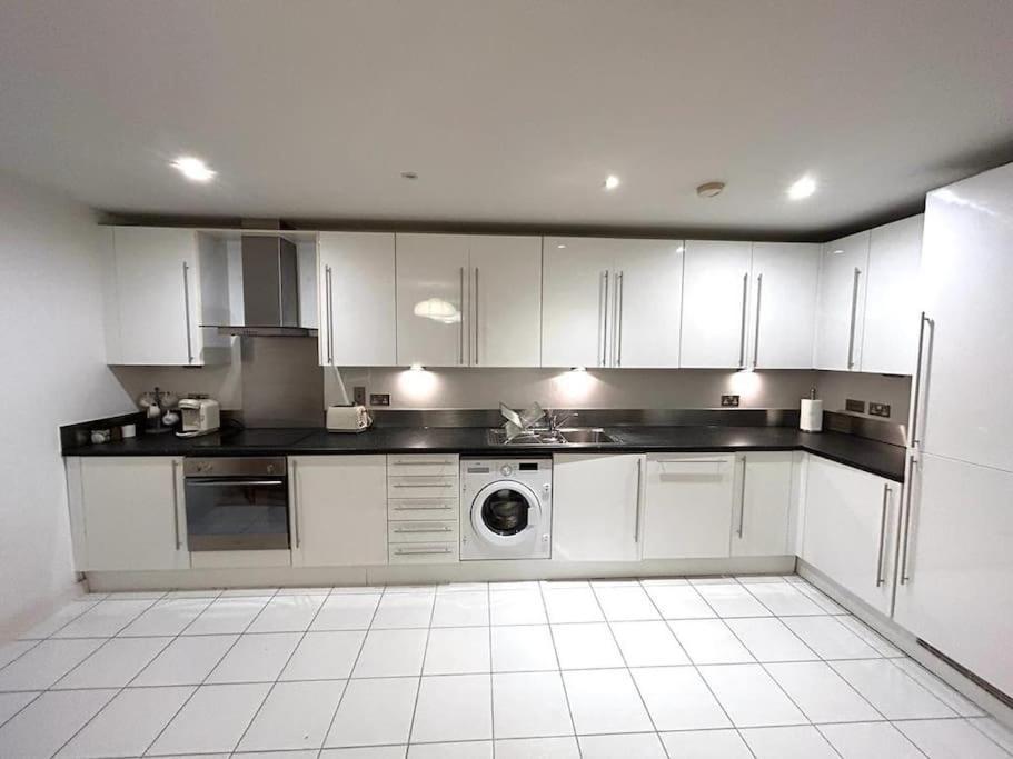 O2 Excel City Airport Apartment Лондон Екстериор снимка