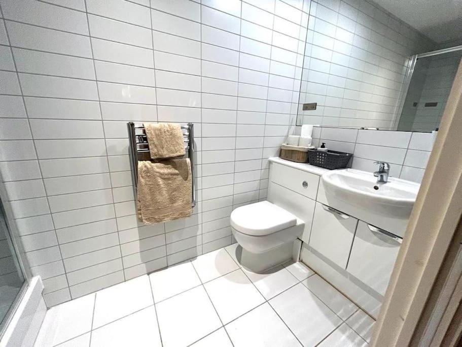 O2 Excel City Airport Apartment Лондон Екстериор снимка